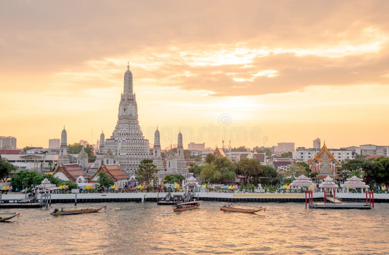 Den mest h?rliga synvinkeln Wat Arun, buddistisk tempel i Bangkok, Thailand arkivfoton Den mest h?rliga synvinkeln Wat Arun, buddistisk tempel i Bangkok, Thailand arkivfoton