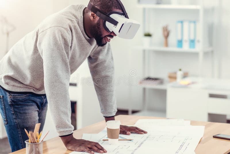 Den Millennial teknikern som försöker på VR, rullar med ögonen på arbete fotografering för bildbyråer Den Millennial teknikern som försöker på VR, rullar med ögonen på arbete fotografering för bildbyråer
