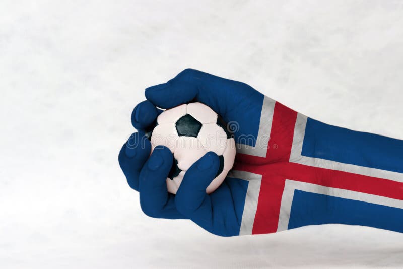 Den mini- bollen av fotboll i den Island flaggan målade handen på vit bakgrund Begrepp av sporten eller leken i handtag eller min arkivbild Den mini- bollen av fotboll i den Island flaggan målade handen på vit bakgrund Begrepp av sporten eller leken i handtag eller min arkivbild