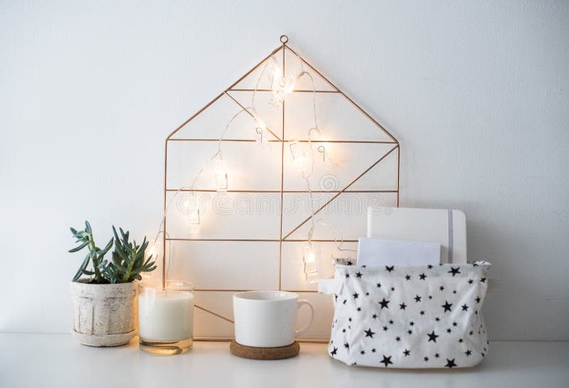 Den Minimalist scandinavianhemdekoren, lagringsasken och rad tänder royaltyfri fotografi Den Minimalist scandinavianhemdekoren, lagringsasken och rad tänder royaltyfri fotografi