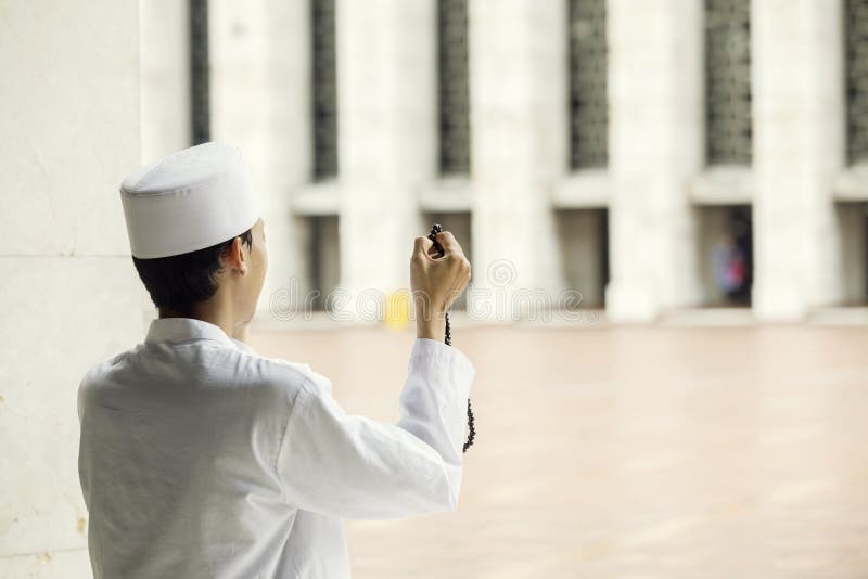 Den muslimska mannen ber till Allahen, når han har gjort Salat arkivbild Den muslimska mannen ber till Allahen, når han har gjort Salat arkivbild