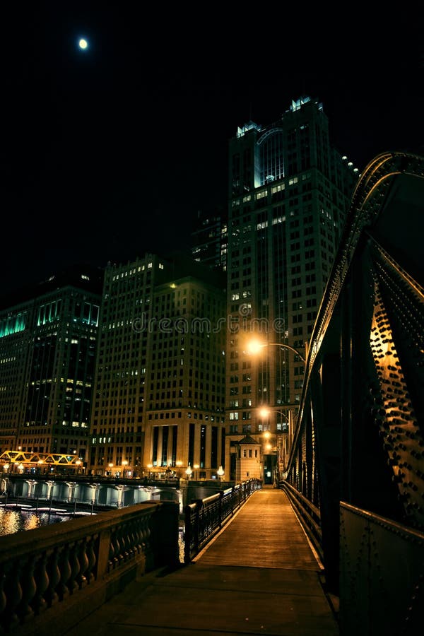 Den mörka stadsstålbron och floden promenerar på natten i Chicago arkivfoton Den mörka stadsstålbron och floden promenerar på natten i Chicago arkivfoton