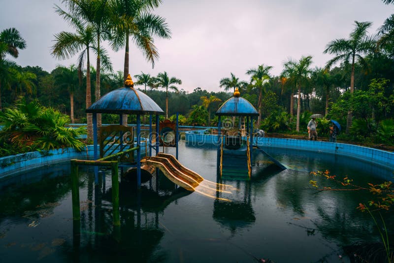 Den mörka turismdragningen Ho Thuy Tien övergav waterpark, nästan tonstaden, centrala Vietnam, South East Asia fotografering för bildbyråer Den mörka turismdragningen Ho Thuy Tien övergav waterpark, nästan tonstaden, centrala Vietnam, South East Asia fotografering för bildbyråer