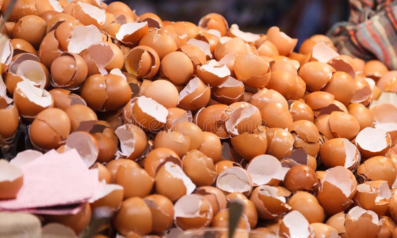 Den naturliga matingrediensen, brutna bruna fega äggskal av bagerit shoppar framme i matstånd Näring hönsägg fotografering för bildbyråer