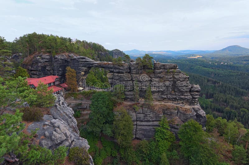 Den naturliga monumentet, vaggar monumentet, sandstenporten - den Pravcice porten i den bohemSchweiz nationalparken fotografering för bildbyråer Den naturliga monumentet, vaggar monumentet, sandstenporten - den Pravcice porten i den bohemSchweiz nationalparken fotografering för bildbyråer