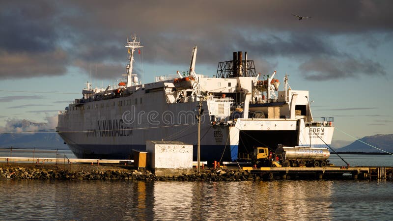 Den Navimag cruiseshipen laddar upp för segla från Puerto Natales till Puerto Montt i Chile royaltyfria bilder Den Navimag cruiseshipen laddar upp för segla från Puerto Natales till Puerto Montt i Chile royaltyfria bilder