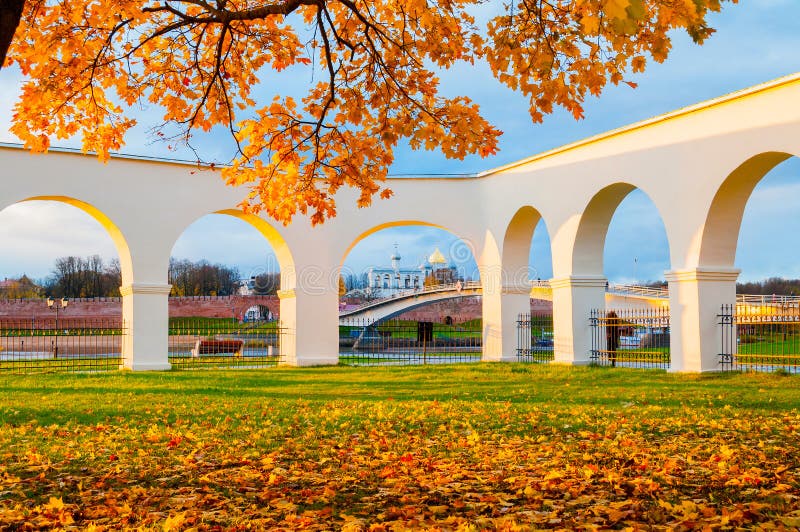 Den Novgorod Kreml och Yaroslav Courtyard välva sig, Veliky Novgorod, Ryssland Höstsolnedgångsikt royaltyfri fotografi Den Novgorod Kreml och Yaroslav Courtyard välva sig, Veliky Novgorod, Ryssland Höstsolnedgångsikt royaltyfri fotografi
