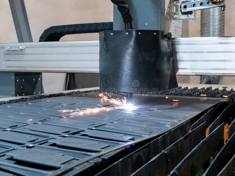 Den numeriska CNC-plasmask?raren, snitt bel?gger med metall delar fr?n arket av st?l arkivfoto Den numeriska CNC-plasmask?raren, snitt bel?gger med metall delar fr?n arket av st?l arkivfoto
