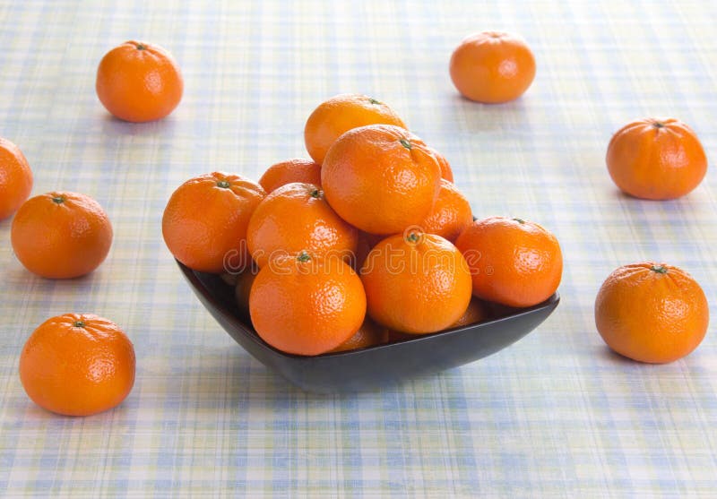 Den nya apelsinen bär frukt på en tabell arkivbilder