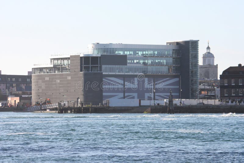 Den nya Ben Ainslie Racing Headquarters i den portsmouth hamnen royaltyfria foton Den nya Ben Ainslie Racing Headquarters i den portsmouth hamnen royaltyfria foton