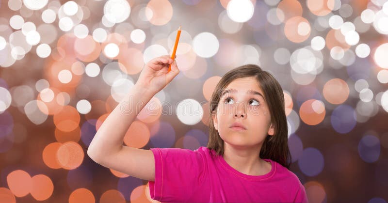 Den nyfikna flickan som ser upp, medan hållande, ritar över bokeh royaltyfri bild Den nyfikna flickan som ser upp, medan hållande, ritar över bokeh royaltyfri bild