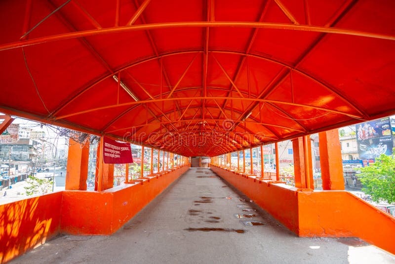 Den nyligen överfulla Newmarket Foot Over Bridge är nu tom i Dhaka, Bangladesh royaltyfria bilder Den nyligen överfulla Newmarket Foot Over Bridge är nu tom i Dhaka, Bangladesh royaltyfria bilder
