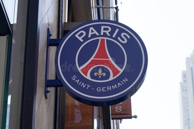 NEW YORK - NOVEMBER 3, 2022: The Official Paris Saint-Germain Flagship store on 5th Avenue in New York City. French football club Paris Saint-Germain is a professional football club based in Paris, France. NEW YORK - NOVEMBER 3, 2022: The Official Paris Saint-Germain Flagship store on 5th Avenue in New York City. French football club Paris Saint-Germain is a professional football club based in Paris, France