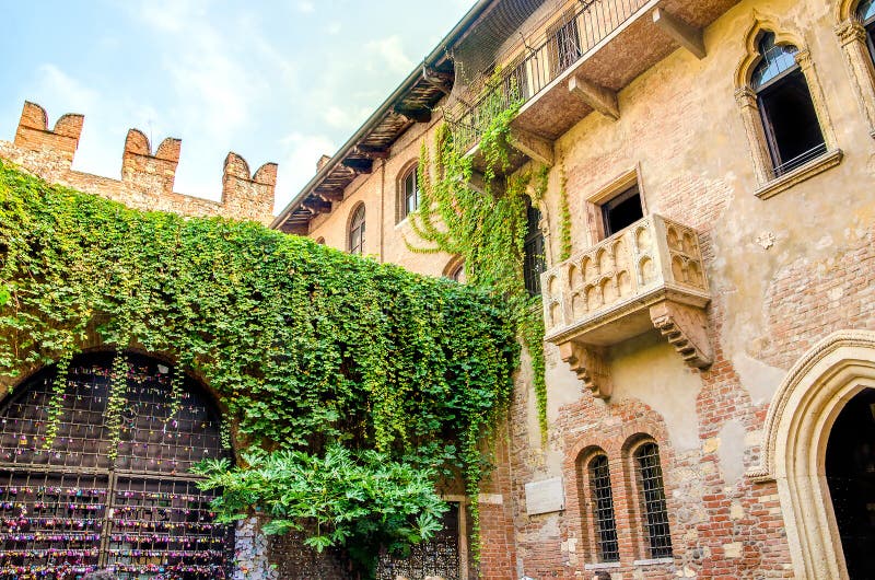 Den original- charmör- och Juliet balkongen som lokaliseras i Verona, Italien