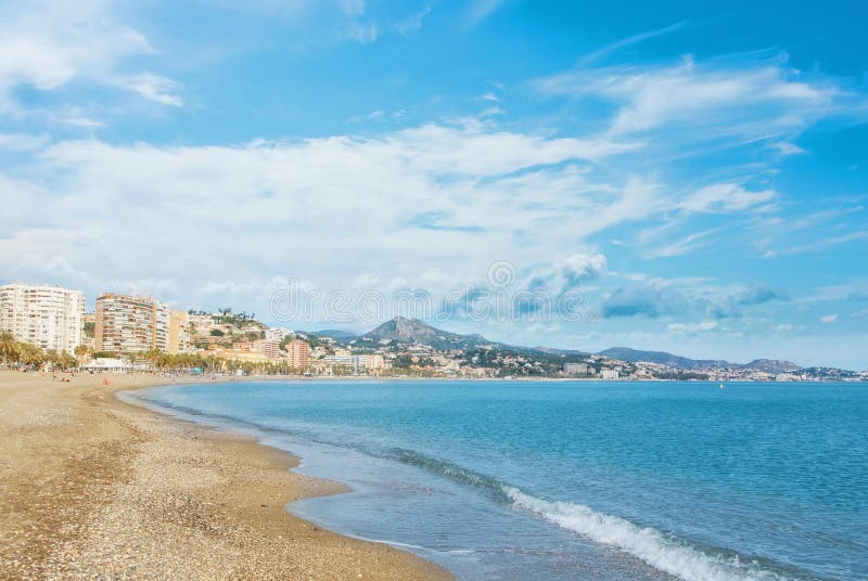 Den panorama- flyg- bästa sikten till den Malaga staden och La Malagueta sätter på land, royaltyfri fotografi Den panorama- flyg- bästa sikten till den Malaga staden och La Malagueta sätter på land, royaltyfri fotografi