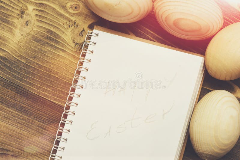 Den pappers- anteckningsboken och easter träägg, matlagning och menyn planlägger royaltyfri fotografi Den pappers- anteckningsboken och easter träägg, matlagning och menyn planlägger royaltyfri fotografi