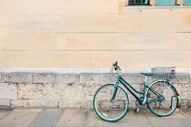 Den parkerade gröna cykeln, lutar på den gammalt väggen och fönster för tegelstenbetonggrunge tappningfärg, hipsterstil, stads- l arkivbilder