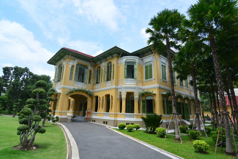 Den Parusakawan slotten är en historisk plats i Bangkok, den Chitralada villan var kronprinsen royaltyfri bild Den Parusakawan slotten är en historisk plats i Bangkok, den Chitralada villan var kronprinsen royaltyfri bild