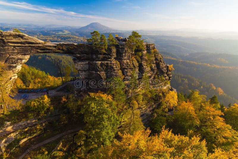 Den Pravcicka porten i höst färgar, den bohemiska anglosaxaren Schweiz, Tjeckien royaltyfri fotografi Den Pravcicka porten i höst färgar, den bohemiska anglosaxaren Schweiz, Tjeckien royaltyfri fotografi