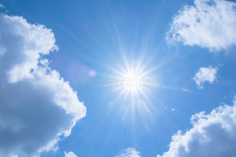 Den realistiska glänsande solen med linssignalljuset på blå himmel fördunklar naturdagbakgrund