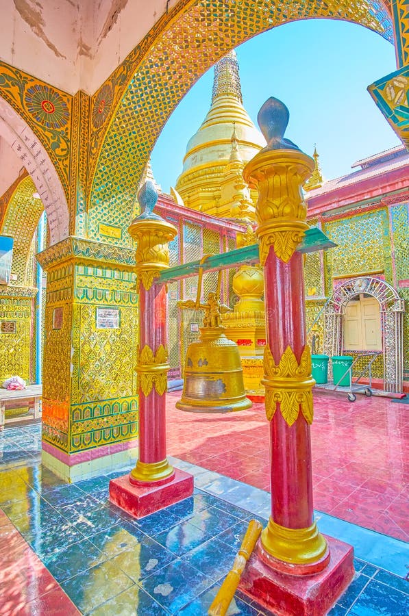 Den rituella klockan i pagoden för Su Taung Pyae, Mandalay, Myanmar arkivbilder Den rituella klockan i pagoden för Su Taung Pyae, Mandalay, Myanmar arkivbilder