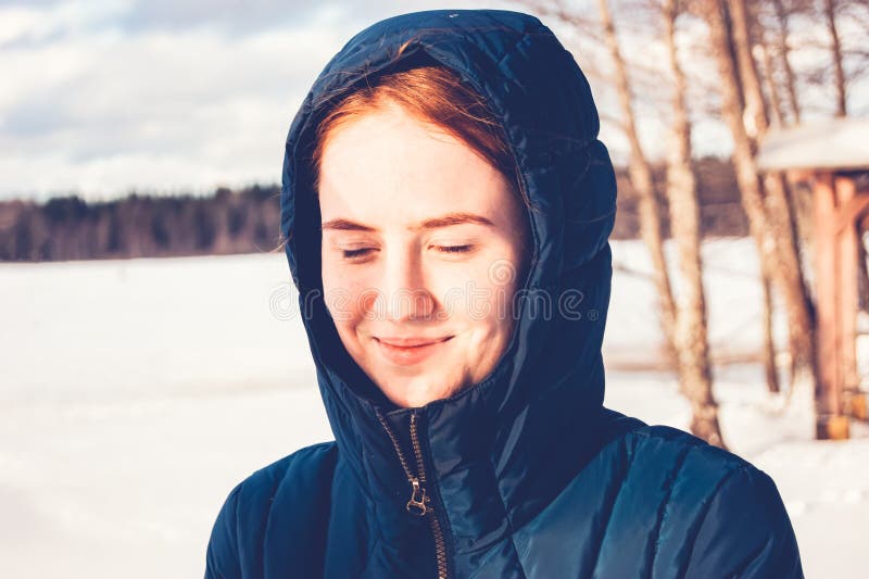 Den rödhåriga flickan jublar i de första strålarna av vårsolen fotografering för bildbyråer Den rödhåriga flickan jublar i de första strålarna av vårsolen fotografering för bildbyråer