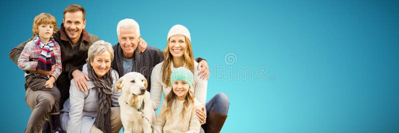 Den sammansatta bilden av ståenden av familjen med hunden parkerar in royaltyfria bilder Den sammansatta bilden av ståenden av familjen med hunden parkerar in royaltyfria bilder
