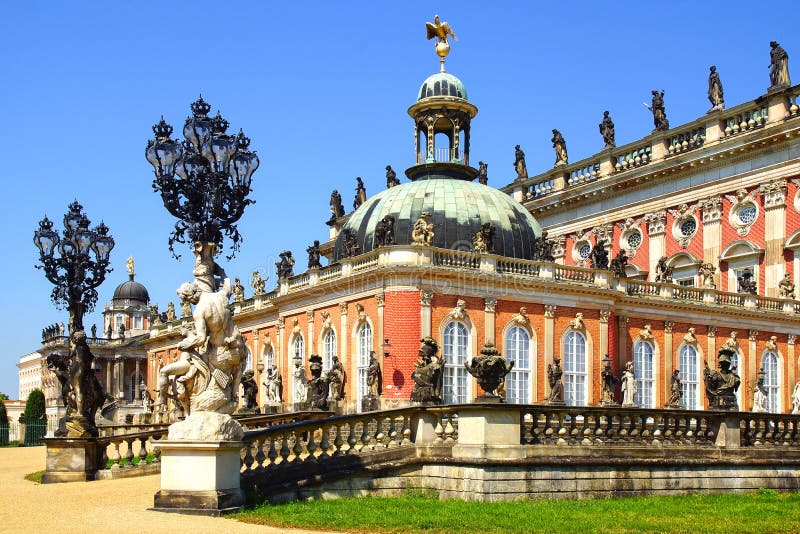 Den Sanssouci slotten i Potsdam, Tyskland. royaltyfria bilder Den Sanssouci slotten i Potsdam, Tyskland. royaltyfria bilder