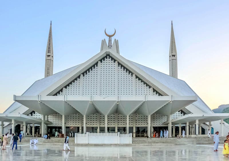 Den schahFaisal moskén är masjiden i Islamabad, Pakistan Lokaliserat på utlöparen av Margalla kullar Den största moskédesignen av arkivfoto Den schahFaisal moskén är masjiden i Islamabad, Pakistan Lokaliserat på utlöparen av Margalla kullar Den största moskédesignen av arkivfoto
