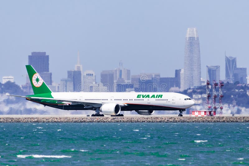Den 1 september 2019, Burlingame/CA/USA - Eva Air-flygplan som förbereder sig för start på San Francisco International Airport. I arkivbild Den 1 september 2019, Burlingame/CA/USA - Eva Air-flygplan som förbereder sig för start på San Francisco International Airport. I arkivbild