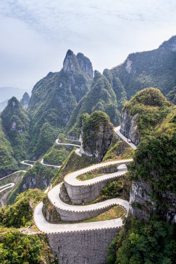 Den slingriga vägen av det Tianmen berget, Zhangjiajie nationalpark royaltyfri bild Den slingriga vägen av det Tianmen berget, Zhangjiajie nationalpark royaltyfri bild