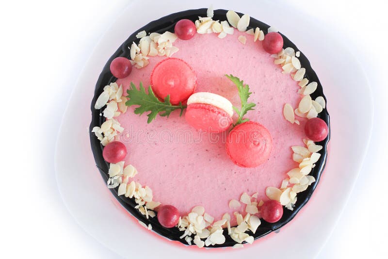 Den smakliga rosa hemlagade kakan dekorerade vid röda godisar royaltyfria bilder Den smakliga rosa hemlagade kakan dekorerade vid röda godisar royaltyfria bilder
