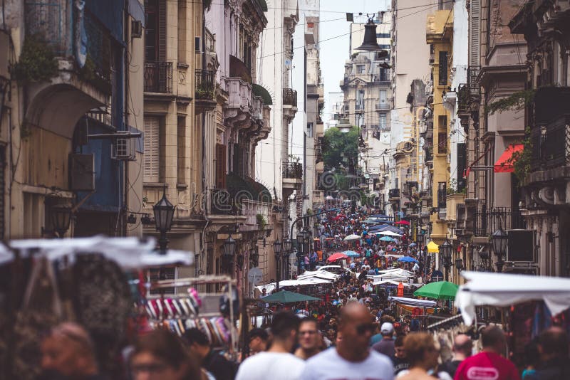 Den smala gatan av Buenos Aires trängas ihop med folk Shevelev royaltyfria bilder Den smala gatan av Buenos Aires trängas ihop med folk Shevelev royaltyfria bilder