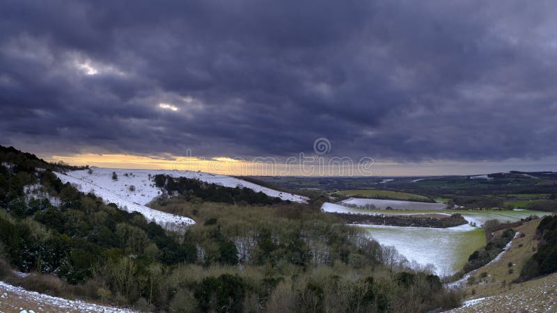 Den snöig solnedgångsikten över den Meon dalen in mot den gamla Winchester kullen, söder besegrar nationalparken, Hampshire, UK fotografering för bildbyråer Den snöig solnedgångsikten över den Meon dalen in mot den gamla Winchester kullen, söder besegrar nationalparken, Hampshire, UK fotografering för bildbyråer