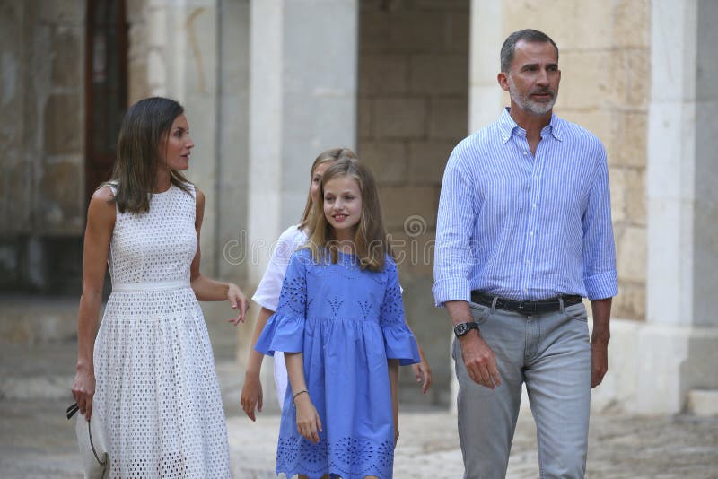 Den Spanien kungafamiljen poserar i mallorca under sommarferier arkivbild Den Spanien kungafamiljen poserar i mallorca under sommarferier arkivbild