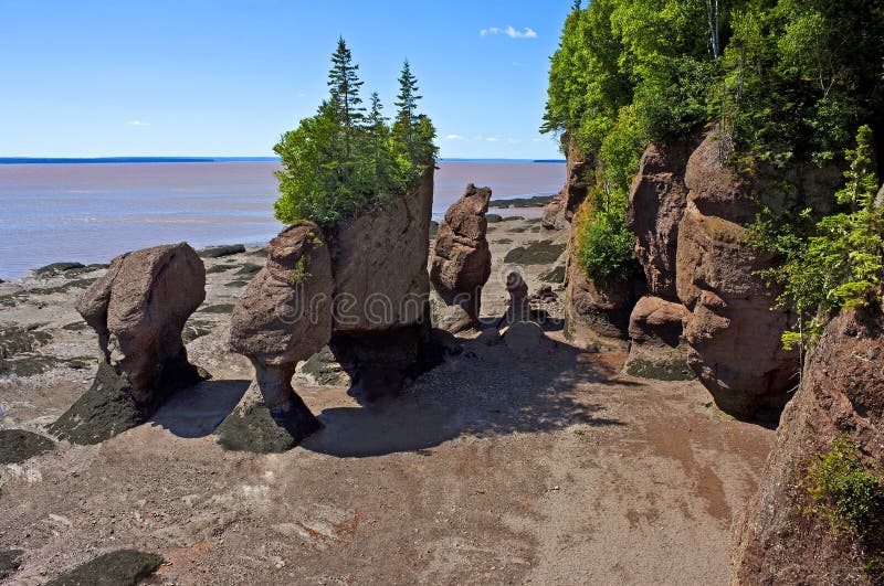 Den spektakulära blomkrukan vaggar, fjärden av Fundy royaltyfri bild Den spektakulära blomkrukan vaggar, fjärden av Fundy royaltyfri bild