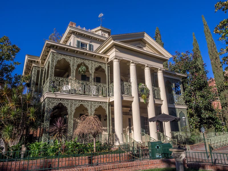Den spökade herrgårdritten på Disneyland parkerar arkivbild Den spökade herrgårdritten på Disneyland parkerar arkivbild