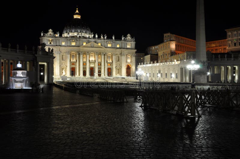 Den St Peter fyrkanten på natten Piazza San Pietro, Vatican City royaltyfri fotografi Den St Peter fyrkanten på natten Piazza San Pietro, Vatican City royaltyfri fotografi