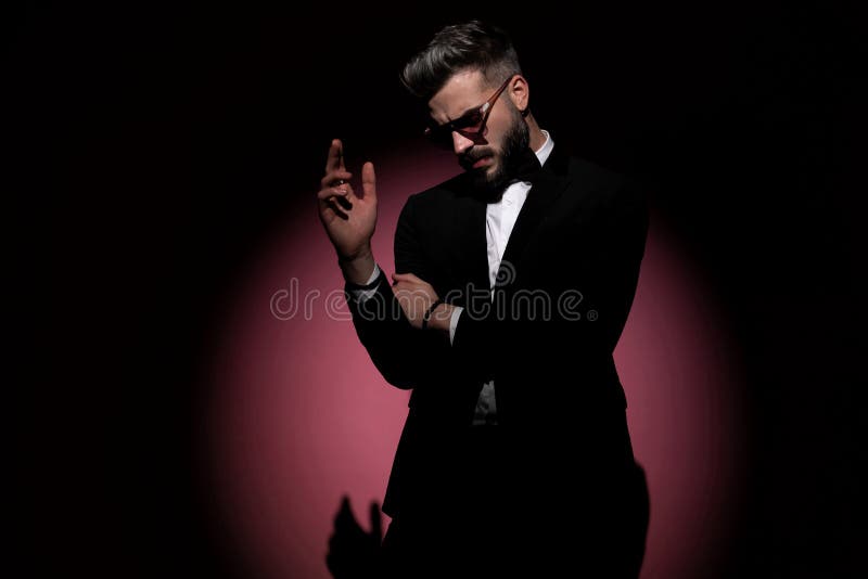 Den stilige affärsmannen håller armen arkivfoto