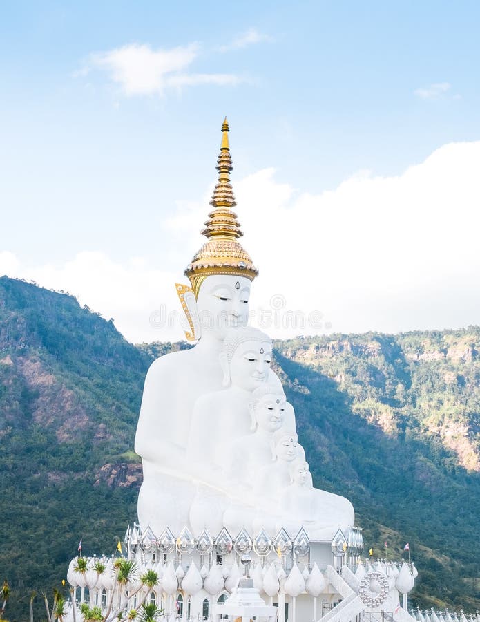 Den stora buddha för vit fem statyn på kaew för son för pha för watphrathart i Khao Kho arkivbilder Den stora buddha för vit fem statyn på kaew för son för pha för watphrathart i Khao Kho arkivbilder