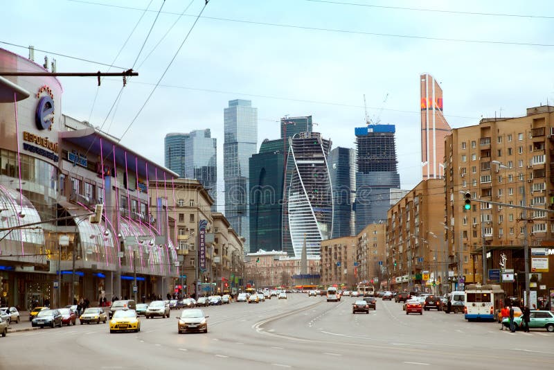 Den stora Dorogomiloskaya gatan på den Kiev järnvägsstationen i Moskva royaltyfria foton Den stora Dorogomiloskaya gatan på den Kiev järnvägsstationen i Moskva royaltyfria foton