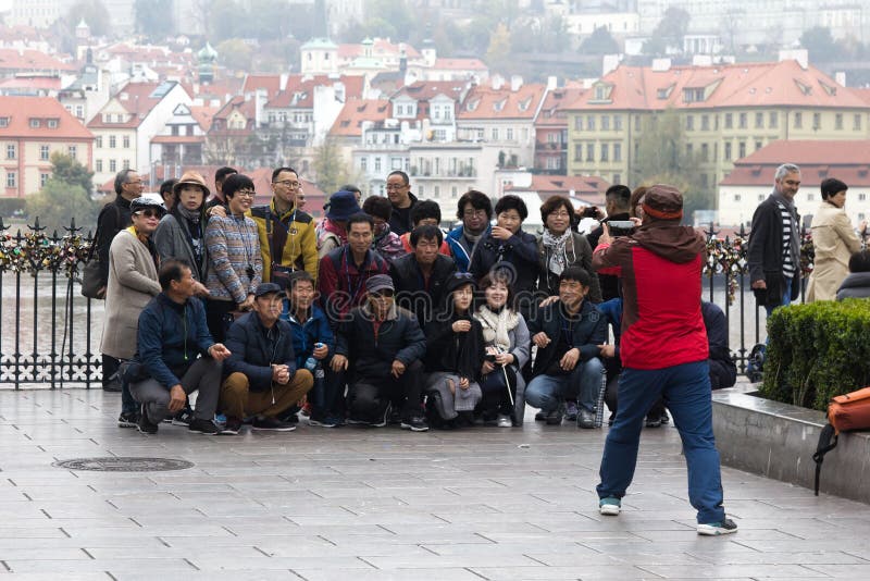 den stora gruppen av turister från South East Asia fotograferas fotografering för bildbyråer den stora gruppen av turister från South East Asia fotograferas fotografering för bildbyråer