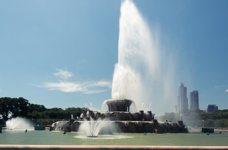 Den stora springbrunnen i millenium parkerar, det Chicago centret arkivbild Den stora springbrunnen i millenium parkerar, det Chicago centret arkivbild
