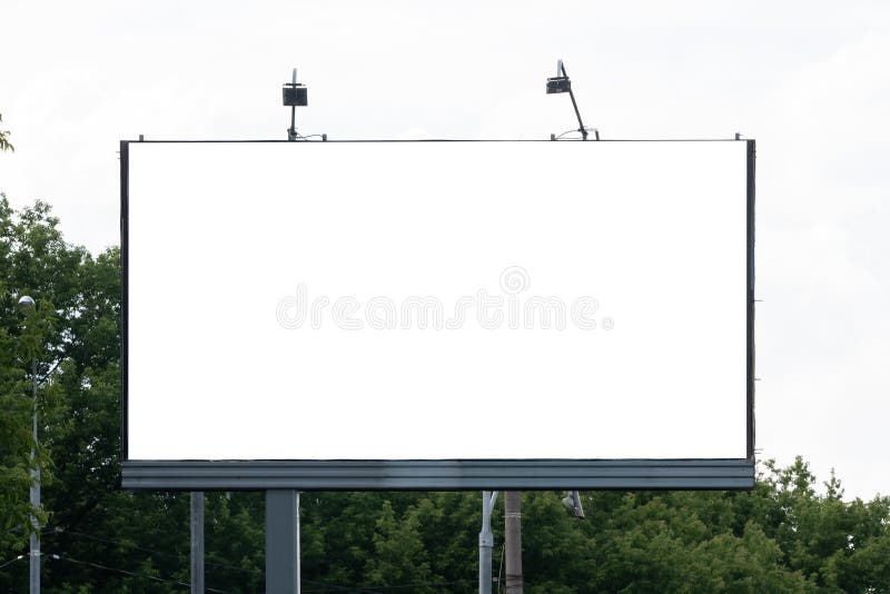Den stora tomma affischtavlan med himlen som är klar att använda för ny modellannonsering och att marknadsföra gatamassmedia och royaltyfri fotografi
