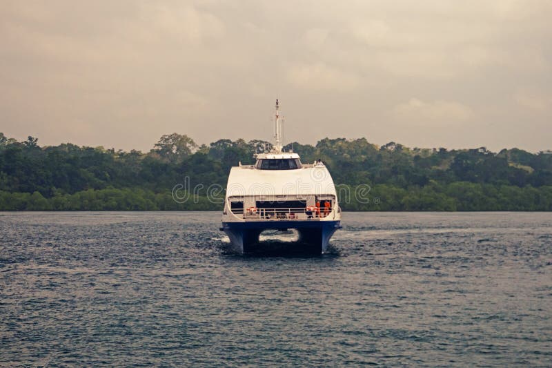 Den stora yachten som svävar i havet arkivbild Den stora yachten som svävar i havet arkivbild