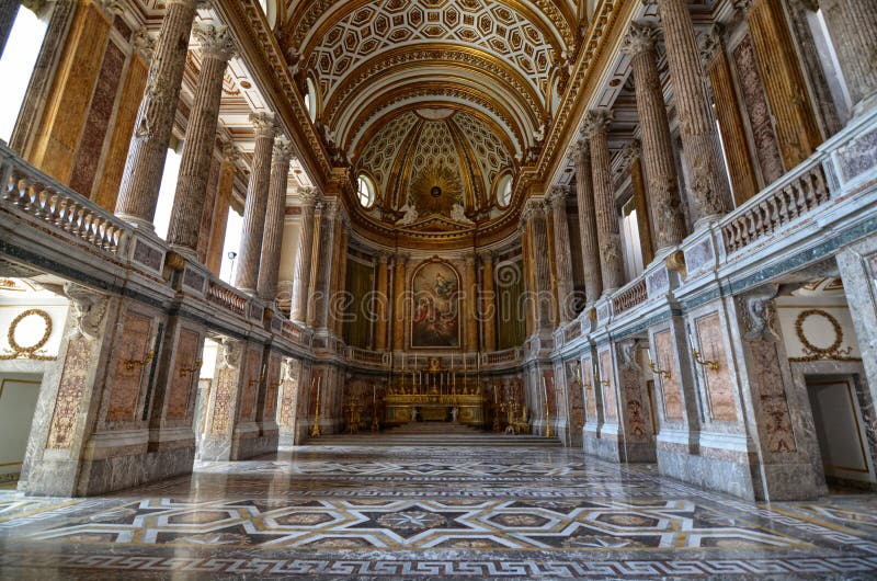 Den storartade Royal Palace av Caserta, dess inre royaltyfri bild Den storartade Royal Palace av Caserta, dess inre royaltyfri bild