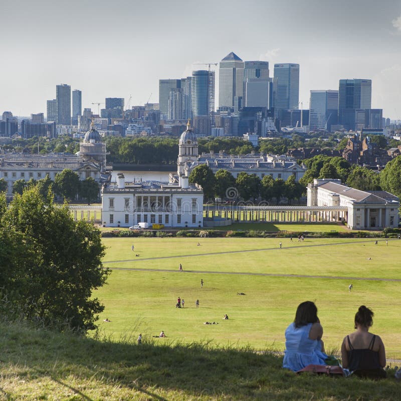 Den storartade sikten från den Greenwich observatoriet som tar i sikt liksom hamnkvarter och den kungliga sjö- högskolan i London arkivfoton Den storartade sikten från den Greenwich observatoriet som tar i sikt liksom hamnkvarter och den kungliga sjö- högskolan i London arkivfoton