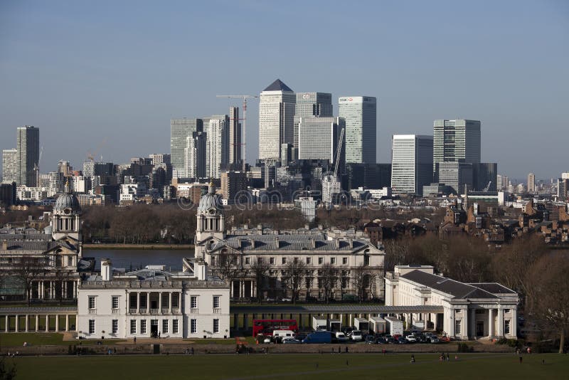 Den storartade sikten från den Greenwich observatoriet som tar i sikt liksom hamnkvarter och stad i London arkivbilder Den storartade sikten från den Greenwich observatoriet som tar i sikt liksom hamnkvarter och stad i London arkivbilder
