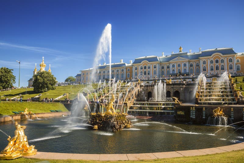Den storslagna kaskaden av springbrunnar i Peterhof på solig sommardag, St Petersburg, arkivfoto Den storslagna kaskaden av springbrunnar i Peterhof på solig sommardag, St Petersburg, arkivfoto