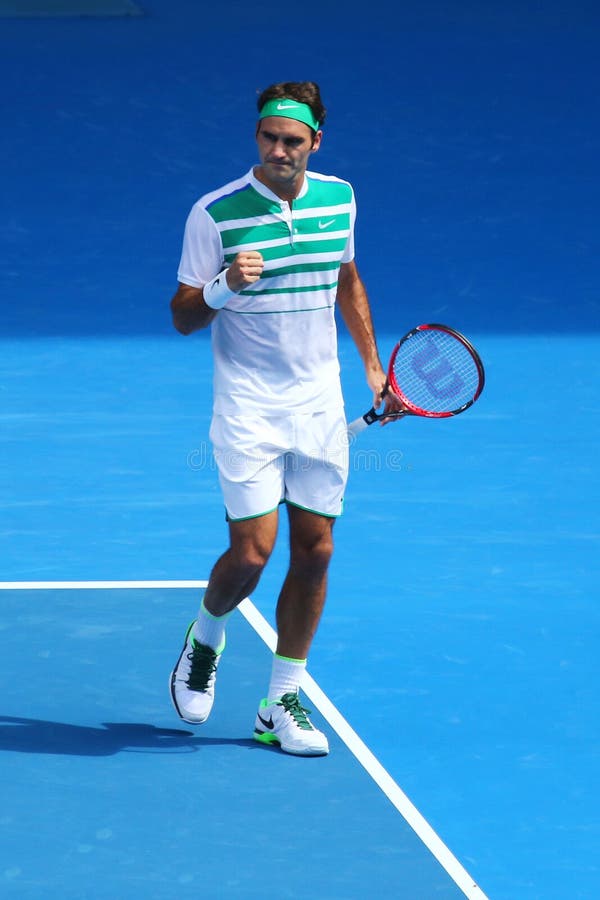 Den storslagna slamen för sjutton gånger öppnar mästaren Roger Federer av Schweiz i handling under kvartsfinalmatch på australier royaltyfria foton Den storslagna slamen för sjutton gånger öppnar mästaren Roger Federer av Schweiz i handling under kvartsfinalmatch på australier royaltyfria foton